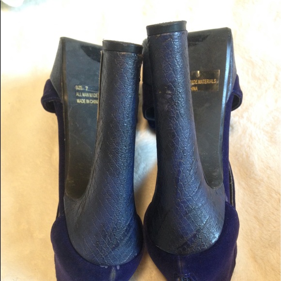 Qupid Dark Blue Velvet Bow Front Peep Toe Snake Skin Platform Heels - Picture 12 of 16